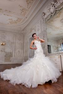 Braut im voluminösen Ballkleid in prunkvollem Schlosssaal, Schlosshochzeit Berlin Brandenburg – Spreejuwel Hochzeiten