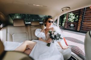 Braut mit Brautstrauß im Hochzeitsauto, Hochzeitsbegleitung Berlin Brandenburg – Spreejuwel Hochzeiten