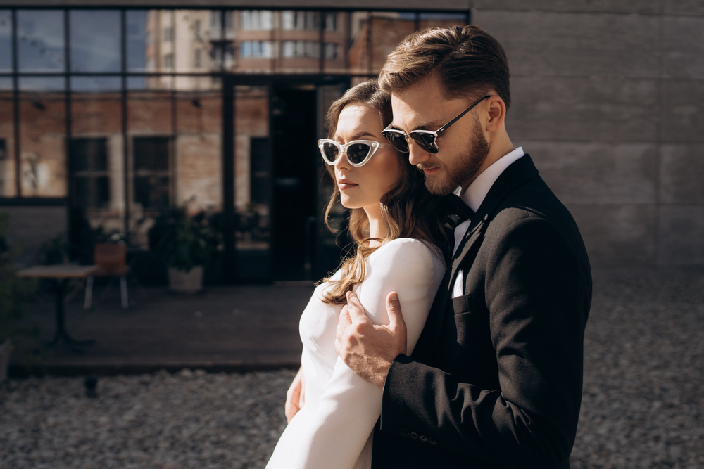 Brautpaar mit Sonnenbrille
