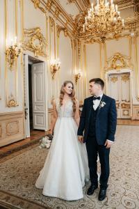 Brautpaar im prunkvollen Festsaal mit Kronleuchter, Schlosshochzeit Berlin Brandenburg – Spreejuwel Hochzeiten