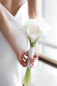 Braut mit elegantem Calla-Strauß in Weiß, minimalistische Hochzeit Berlin – Spreejuwel Hochzeiten