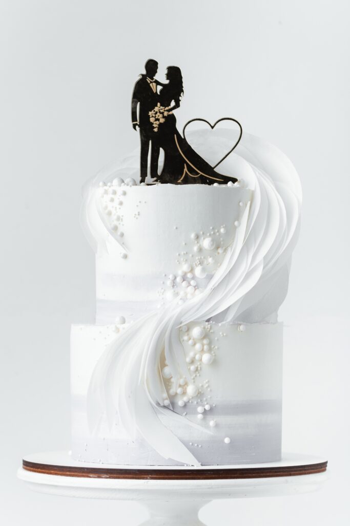 Edle Hochzeitstorte in weiß