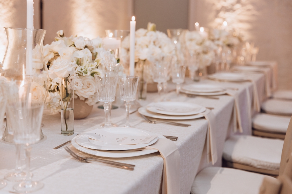 Hochzeitstisch mit Deko