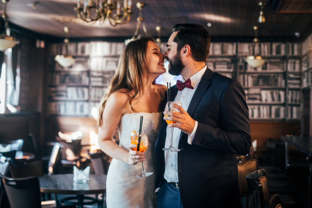Paar feiert Hochzeit mit Drink