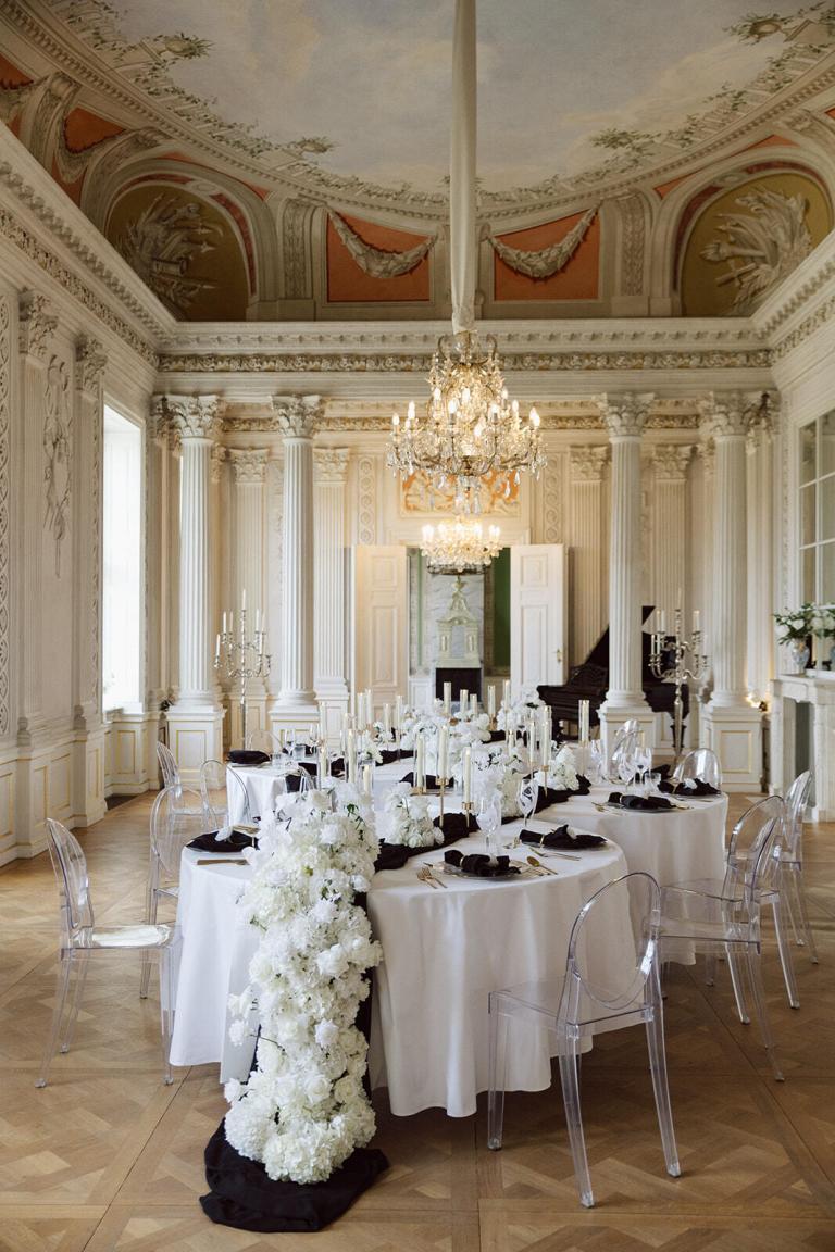 Festlich dekorierter Spiegelsaal im Schloss Friedrichsfelde Berlin mit weißen Blumengestecken und elegantem Tischdekor – Spreejuwel Hochzeiten
