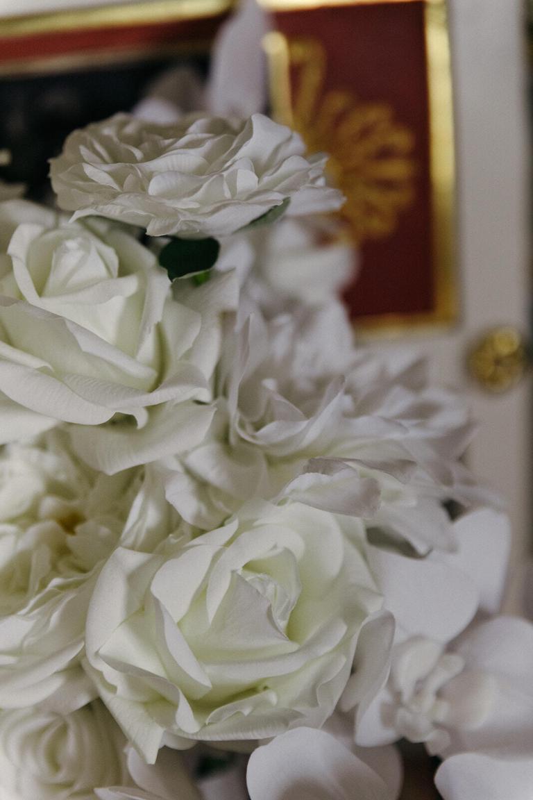 Weiße Rosendekorationen im Schloss Friedrichsfelde Berlin, Hochzeitsdetails – Spreejuwel Hochzeiten