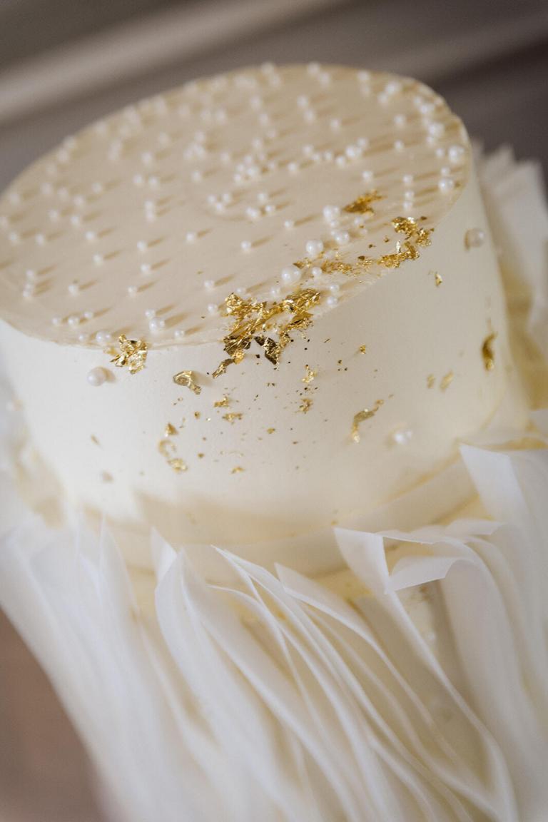 Elegante mehrstöckige Hochzeitstorte in Weiß mit Golddetails, Luxushochzeit Berlin – Spreejuwel Hochzeiten
