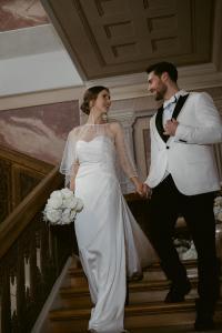 Brautpaar Lea und David auf der historischen Treppe im Schloss Friedrichsfelde Berlin, Hochzeitsplanung Spreejuwel Hochzeiten
