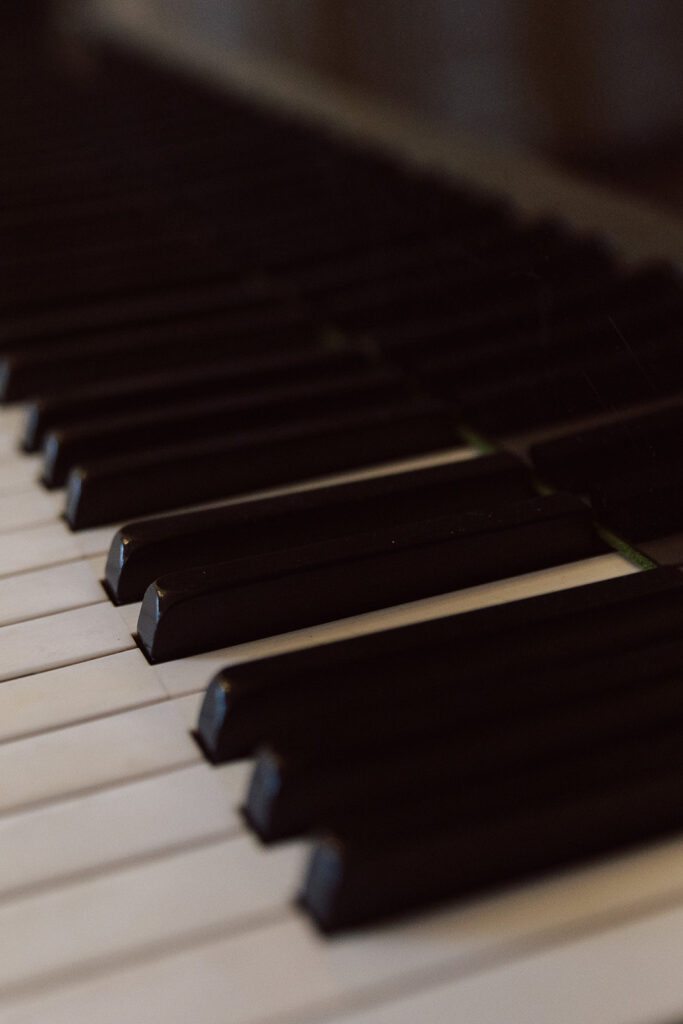 Klavier im Schloss Friedrichsfelde