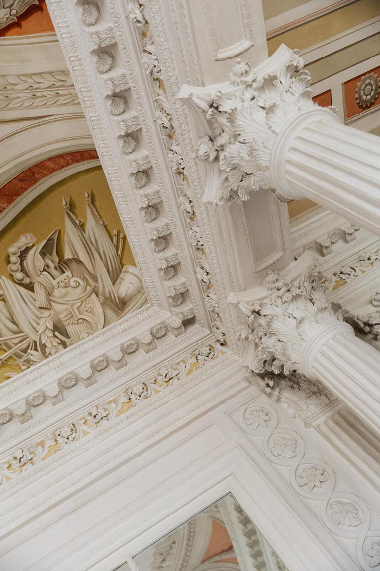 Prachtvolle Stuckornamente und Säulen im Schloss Friedrichsfelde Berlin, Schlosshochzeit – Spreejuwel Hochzeiten