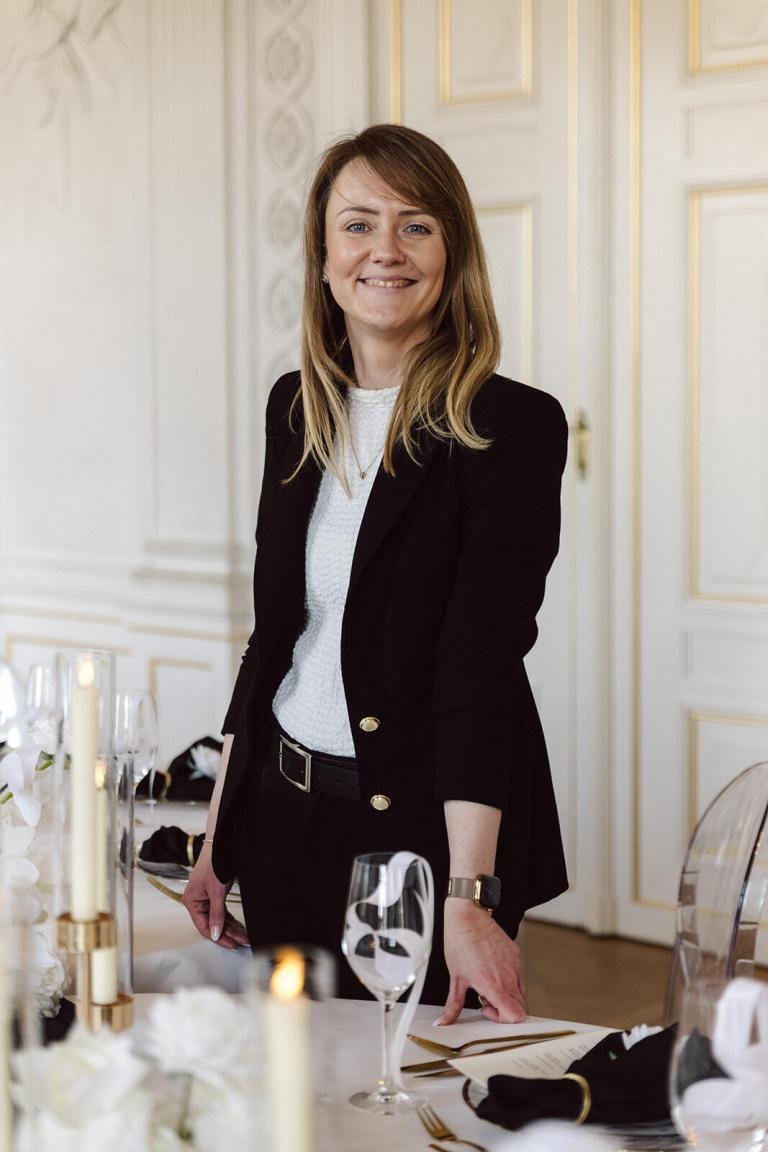 Janine Schumann, Hochzeitsplanerin Berlin, bei der Planung einer Luxushochzeit – Spreejuwel Hochzeiten
