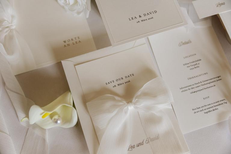 Hochzeitspapeterie mit Einladungskarten und weißer Rose im Schloss Friedrichsfelde Berlin – Spreejuwel Hochzeiten