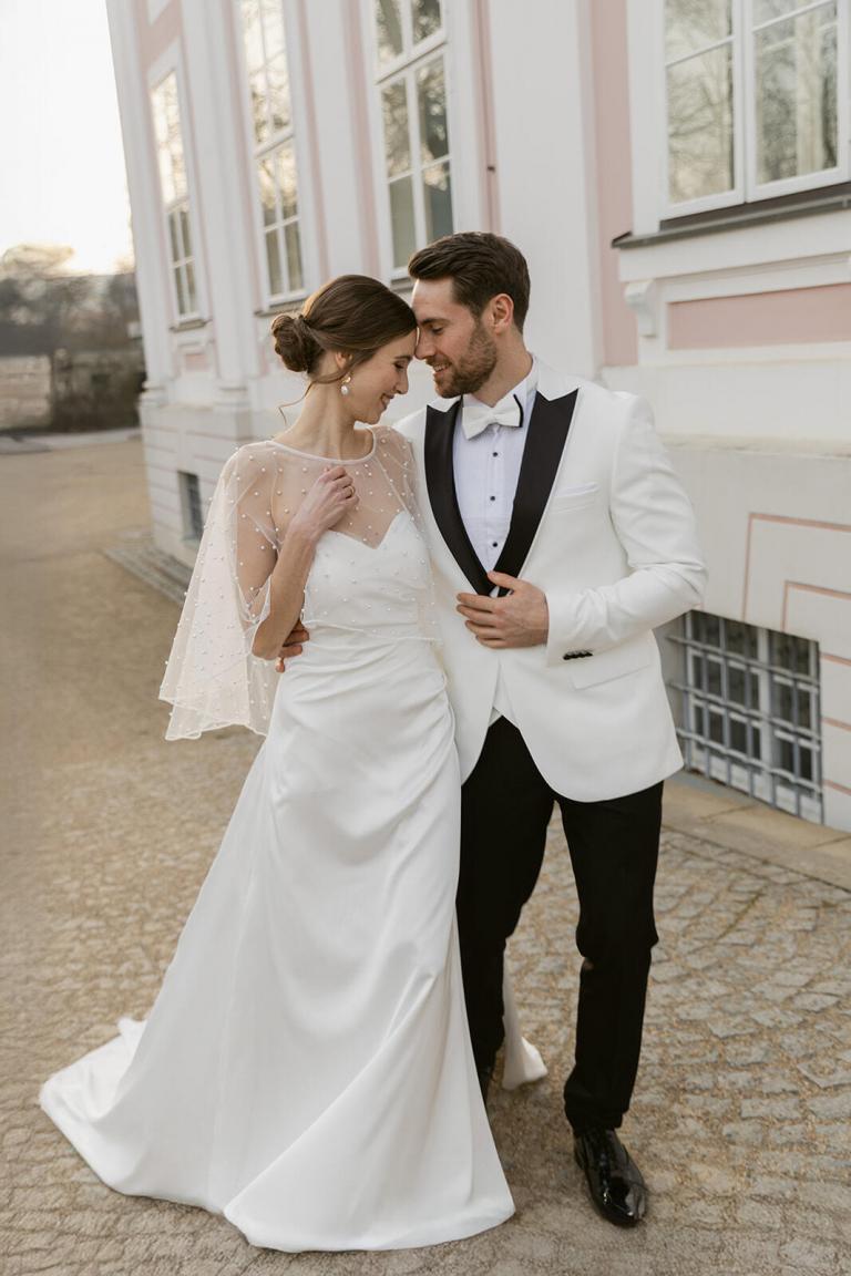 Brautpaar vor der klassizistischen Fassade des Schloss Friedrichsfelde Berlin – Spreejuwel Hochzeiten