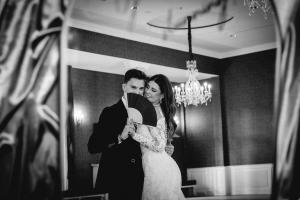 Brautpaar beim Kuss im Gräflichen Park Bad Driburg schwarz-weiß, romantische Hochzeitsplanung – Spreejuwel Hochzeiten