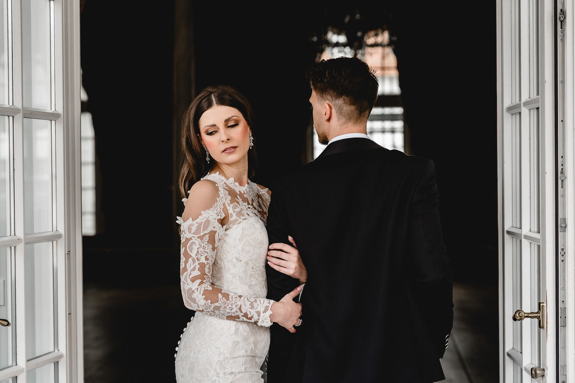 Brautpaar im Gräflichen Park mit Hochzeitsplanerin
