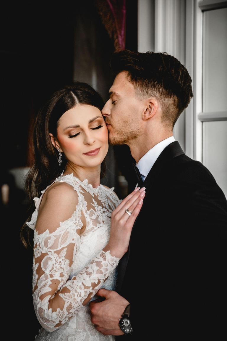 Inniges Brautpaar-Portrait im Gräflichen Park Bad Driburg, exklusive Hochzeitsplanung – Spreejuwel Hochzeiten