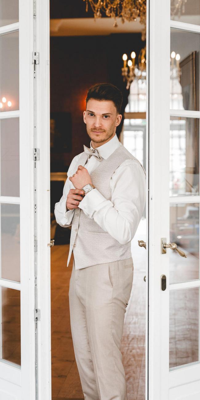 Bräutigam Julian im Gräflichen Park Bad Driburg – Hochzeit Komplettplanung Spreejuwel Hochzeiten