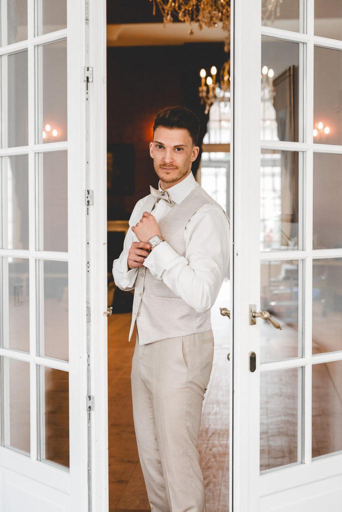 Bräutigam Julian im Gräflichen Park Bad Driburg – Hochzeit Komplettplanung Spreejuwel Hochzeiten