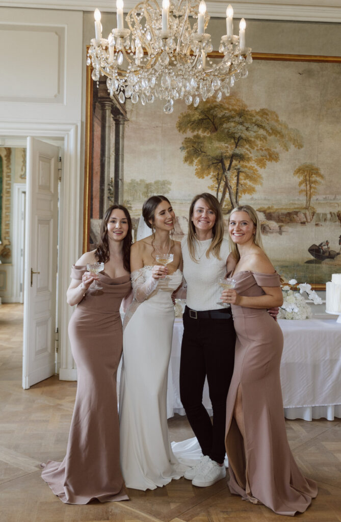 Braut und Brautjungfern im Schloss Friedrichsfelde