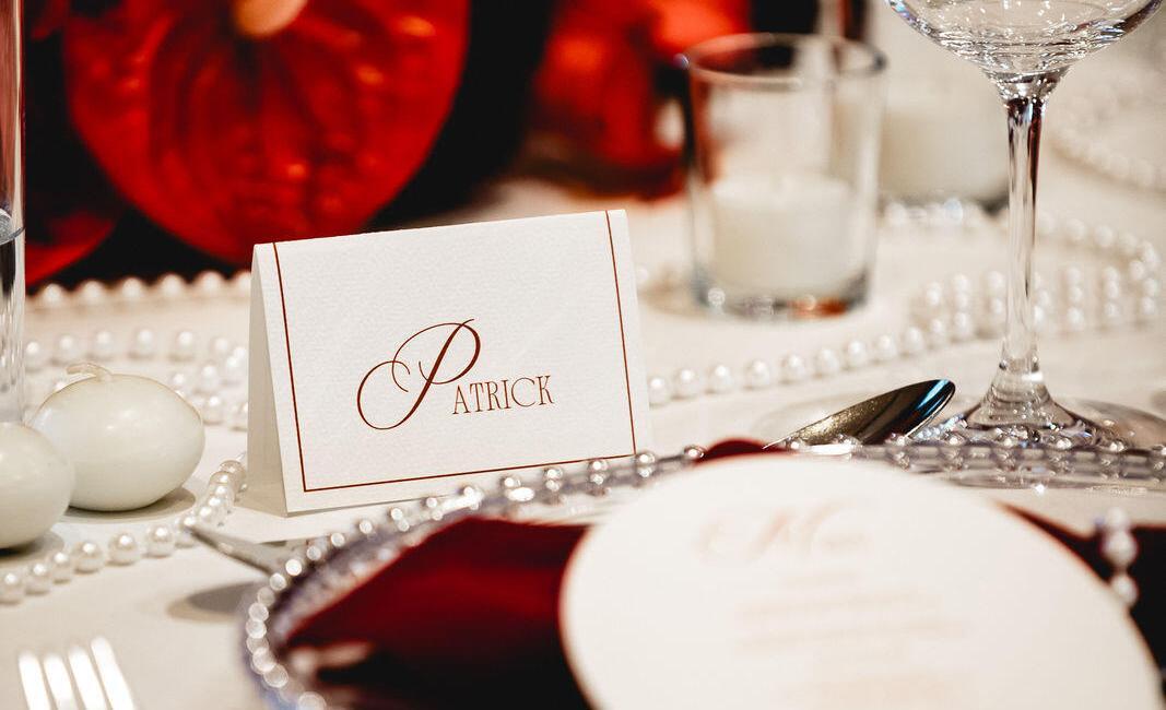 Elegante Hochzeitstafel mit roter Dekoration, Styled Shoot Spreejuwel Hochzeiten Berlin