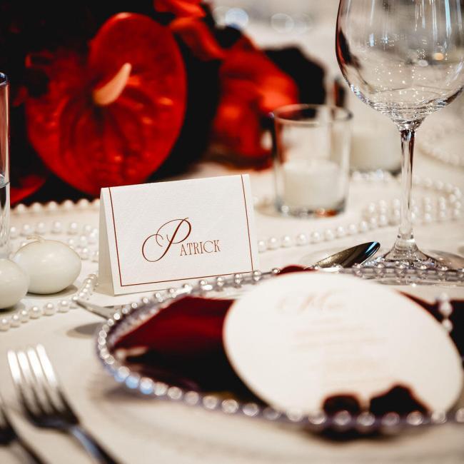 Elegante Hochzeitstafel mit roter Dekoration, Styled Shoot Spreejuwel Hochzeiten Berlin