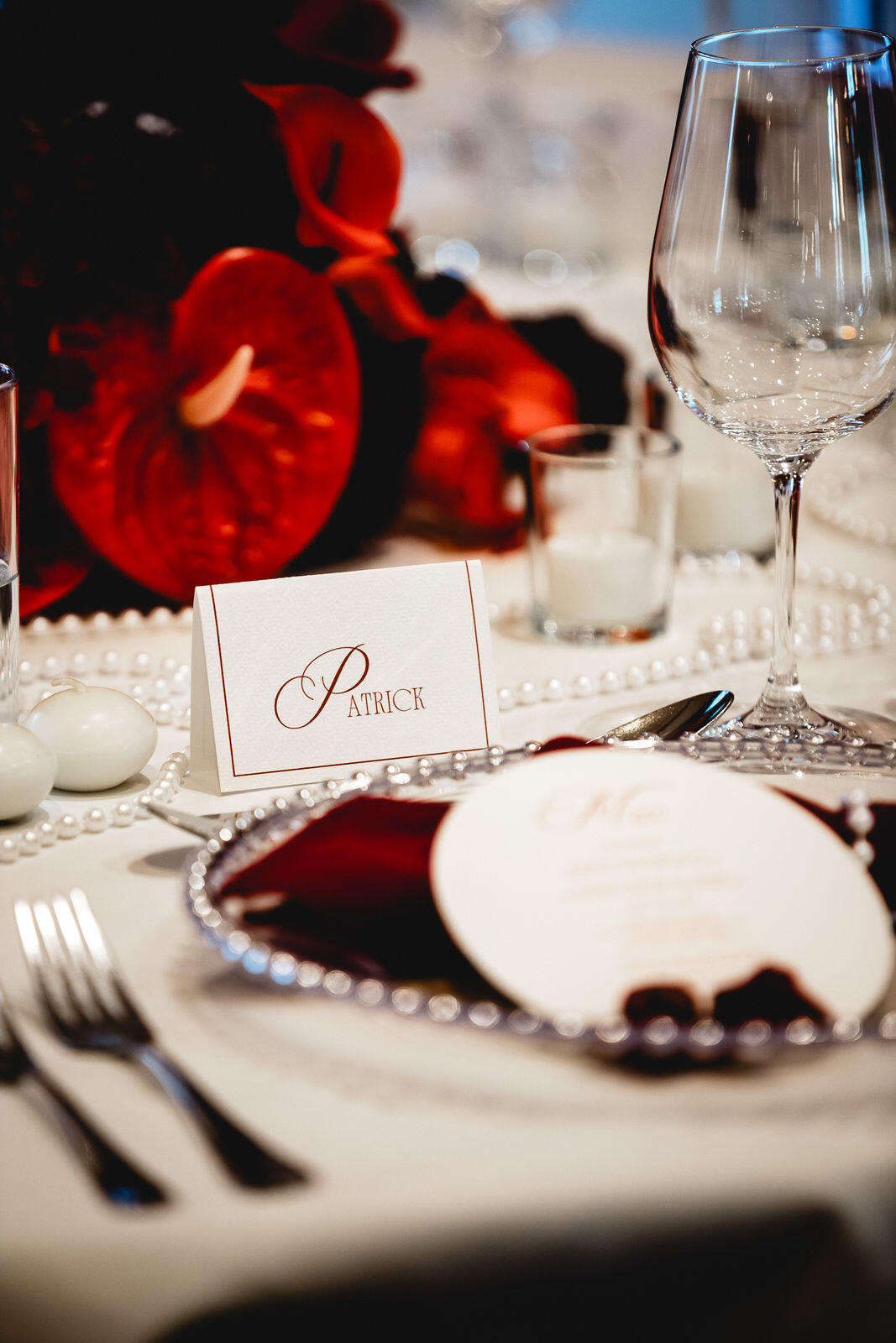 Elegante Hochzeitstafel mit roter Dekoration, Styled Shoot Spreejuwel Hochzeiten Berlin