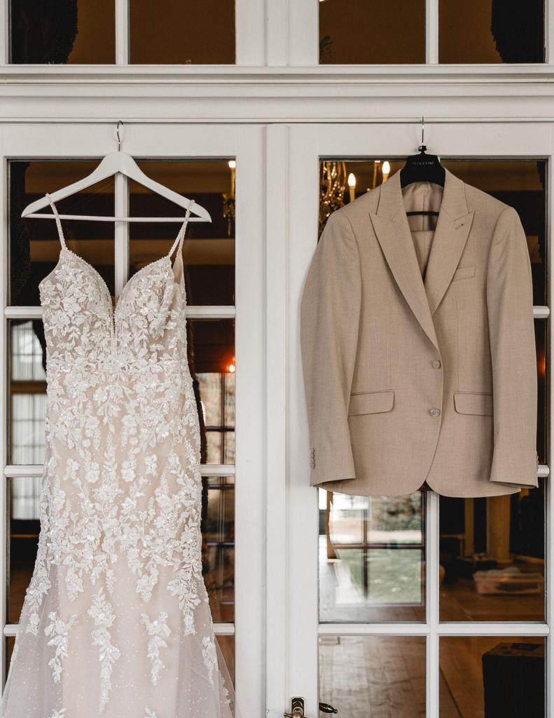 Brautkleid und Anzug für exklusive Hochzeit Berlin, Spreejuwel Hochzeiten
