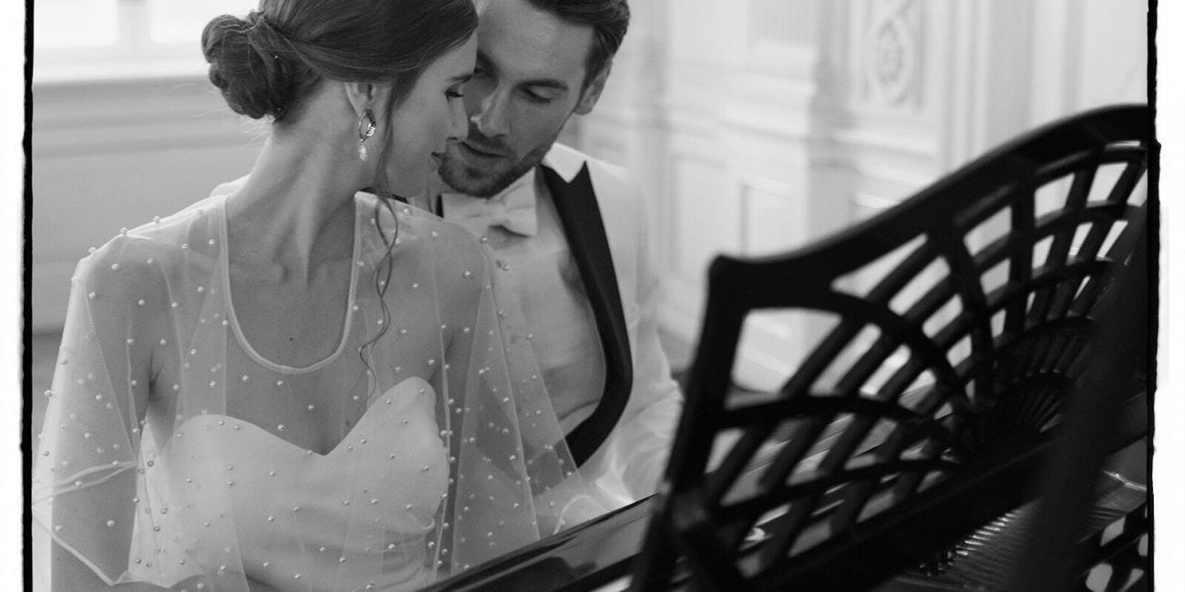 Brautpaar Lea und David am Flügel im Schloss Friedrichsfelde Berlin, Hochzeitsplanung Spreejuwel Hochzeiten