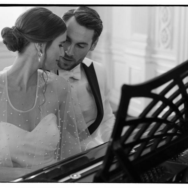 Brautpaar Lea und David am Flügel im Schloss Friedrichsfelde Berlin, Hochzeitsplanung Spreejuwel Hochzeiten