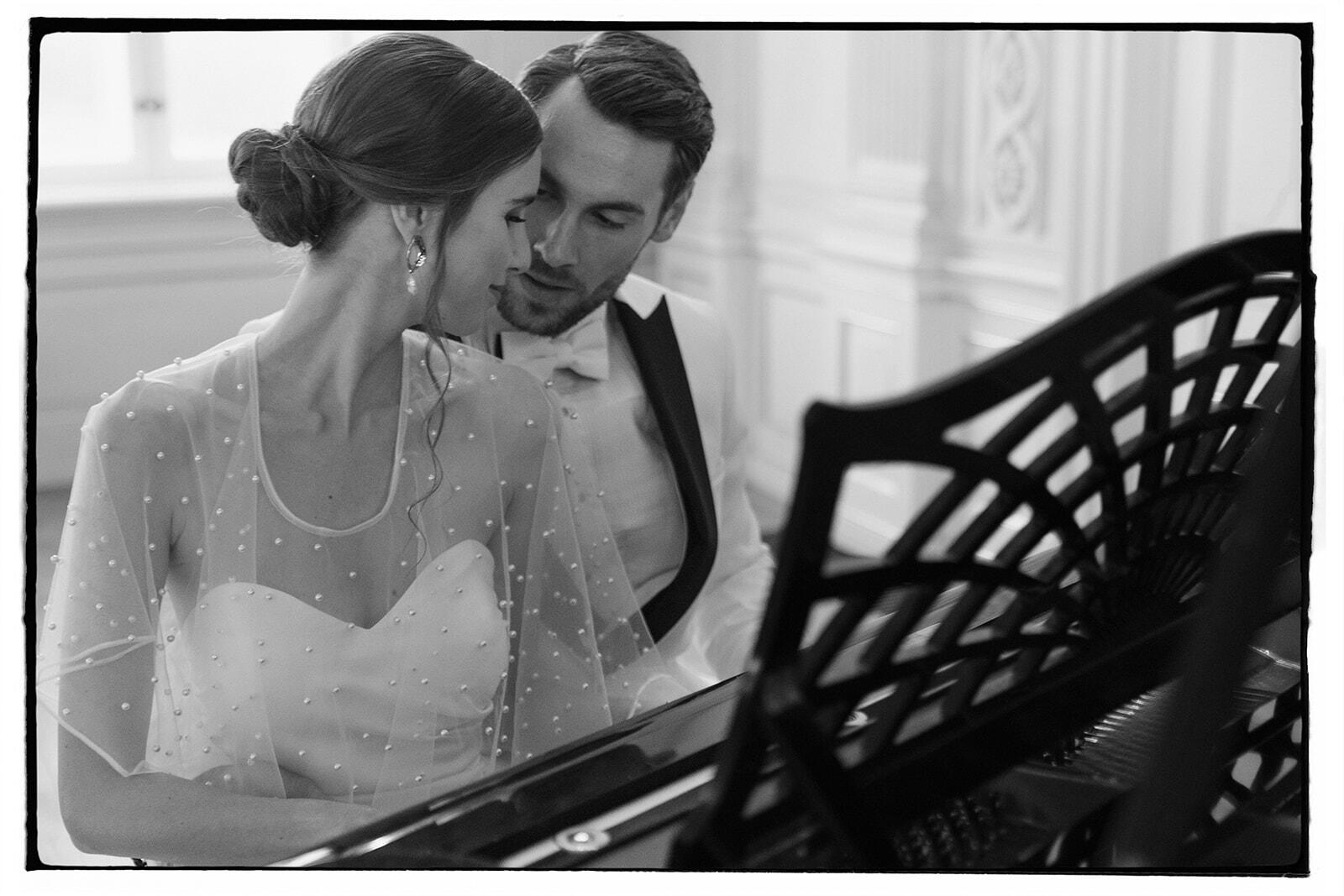 Brautpaar Lea und David am Flügel im Schloss Friedrichsfelde Berlin, Hochzeitsplanung Spreejuwel Hochzeiten