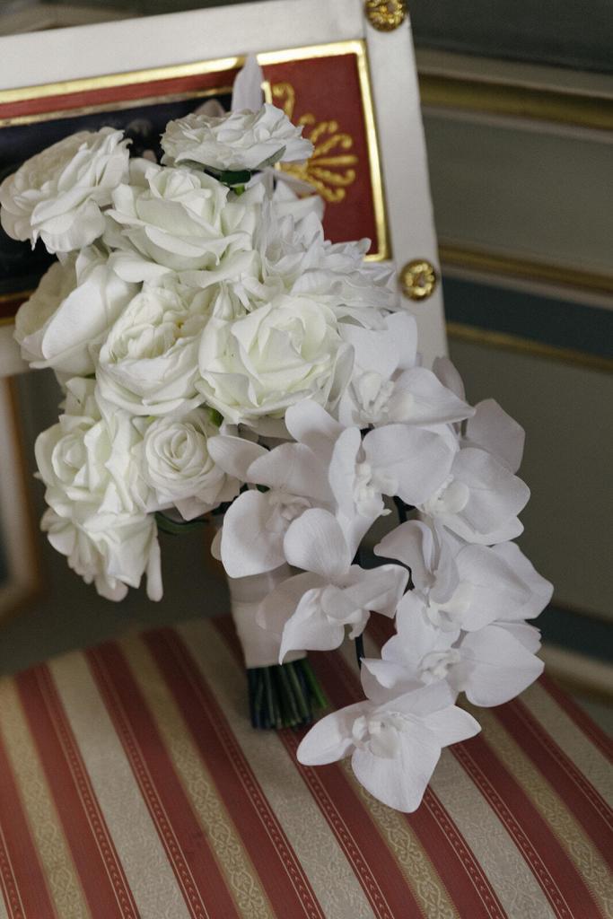 Weißer Brautstrauß mit Rosen und Orchideen im Schloss Friedrichsfelde Berlin, Hochzeitsplanung Spreejuwel Hochzeiten