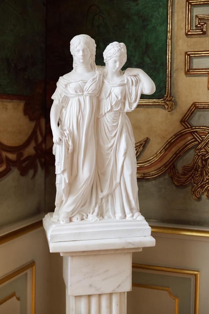 Klassische Marmorstatue im Schloss Friedrichsfelde Berlin, historische Hochzeitslocation Spreejuwel Hochzeiten