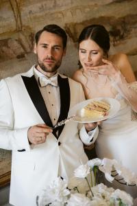 Brautpaar Lea und David beim Anschneiden der Hochzeitstorte im Schloss Friedrichsfelde Berlin, Hochzeitsplanerin Spreejuwel Hochzeiten