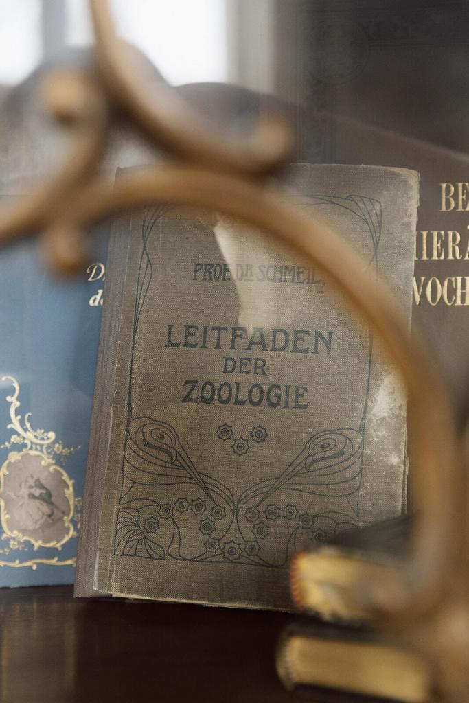 Historisches Buch als Dekoration im Schloss Friedrichsfelde Berlin, exklusive Hochzeitslocation Spreejuwel Hochzeiten