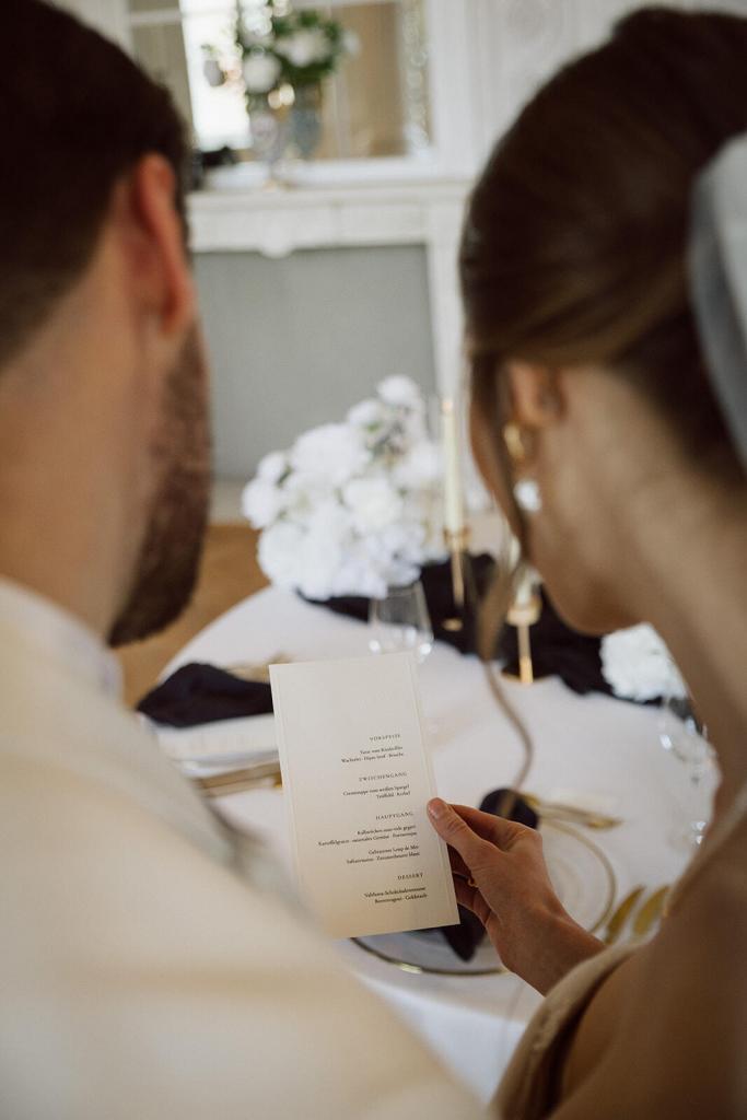 Detailaufnahme Brautstrauß und Hände im Schloss Friedrichsfelde Berlin, Hochzeitsplanung Spreejuwel Hochzeiten, Janine Schumann
