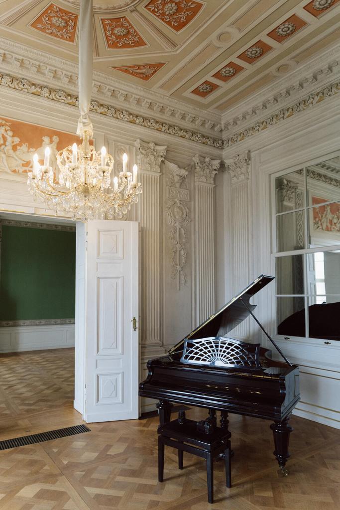 Festsaal mit Flügel im Schloss Friedrichsfelde Berlin, Hochzeitslocation Spreejuwel Hochzeiten