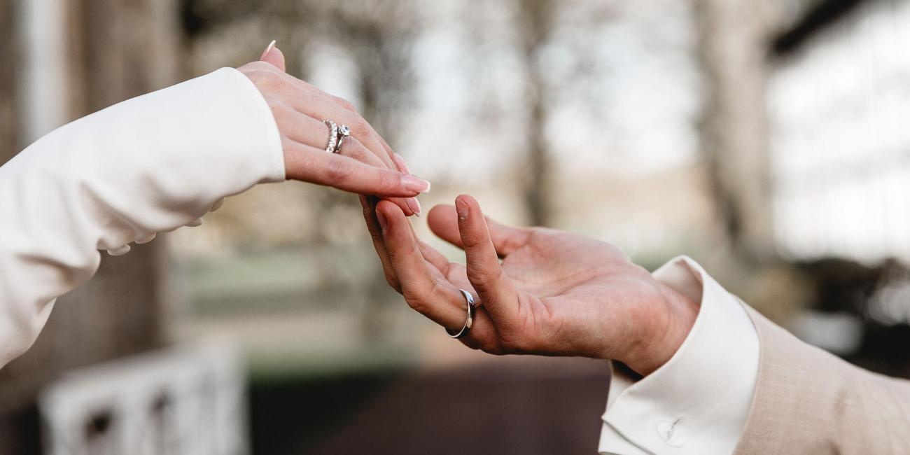 Brautpaar mit Eheringen bei freier Trauung in Brandenburg – Hochzeitsplanung Spreejuwel Hochzeiten Berlin