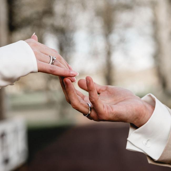 Brautpaar mit Eheringen bei freier Trauung in Brandenburg – Hochzeitsplanung Spreejuwel Hochzeiten Berlin
