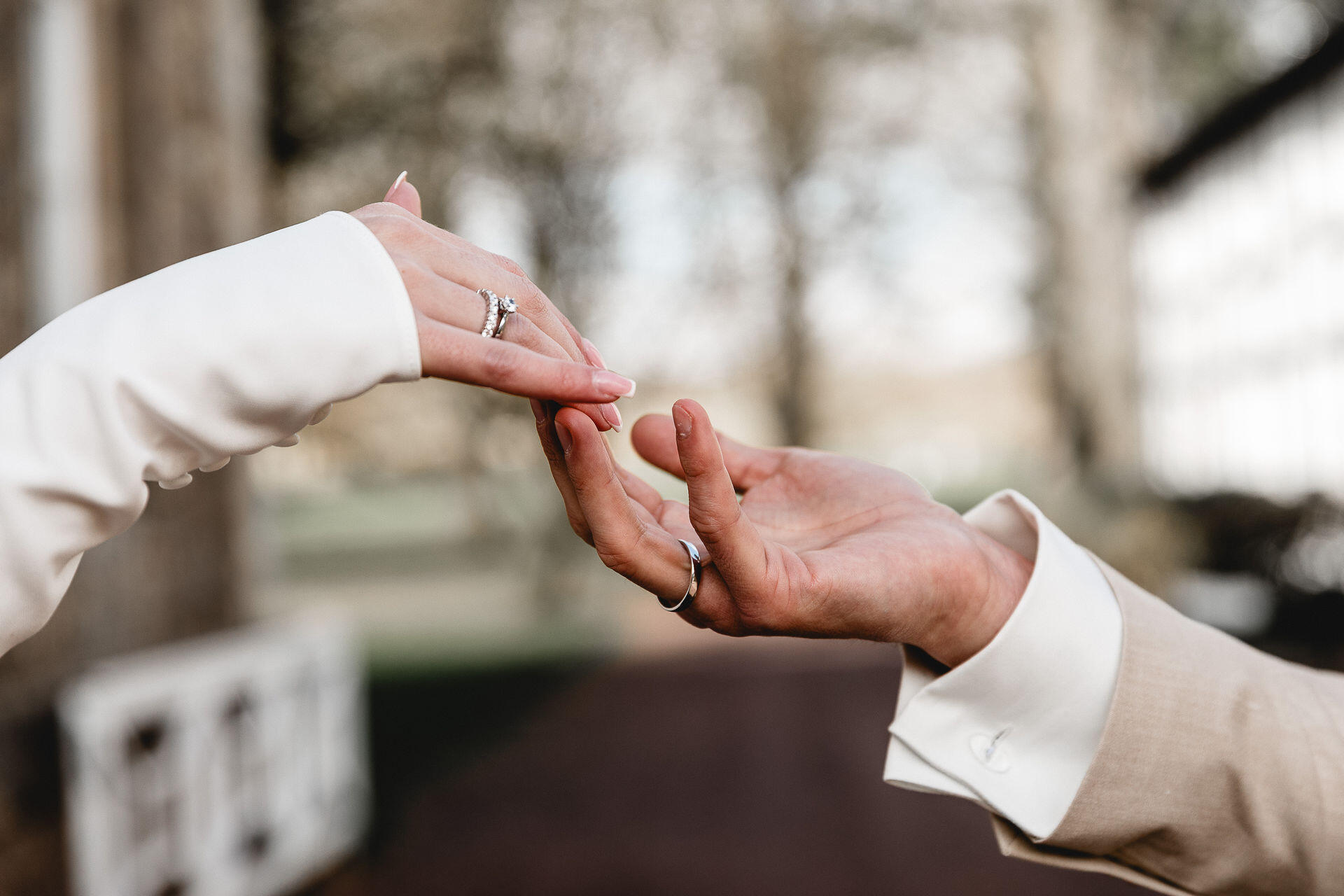 Brautpaar mit Eheringen bei freier Trauung in Brandenburg – Hochzeitsplanung Spreejuwel Hochzeiten Berlin