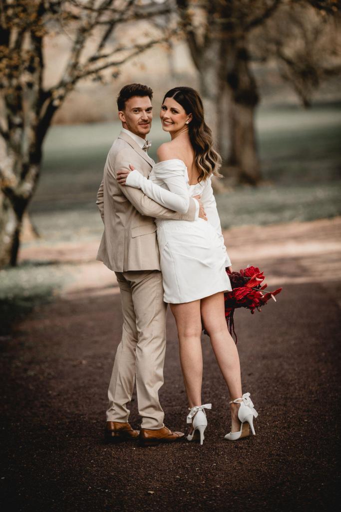 Elegantes Brautpaar bei freier Trauung im Freien Berlin Brandenburg – Hochzeitsplanerin Spreejuwel Hochzeiten