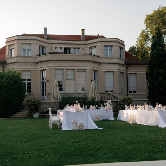 Hochzeitsplanung Brandenburg: freie Trauung im Villengarten der Villa Aurea mit weiß eingedeckter Zeremonie