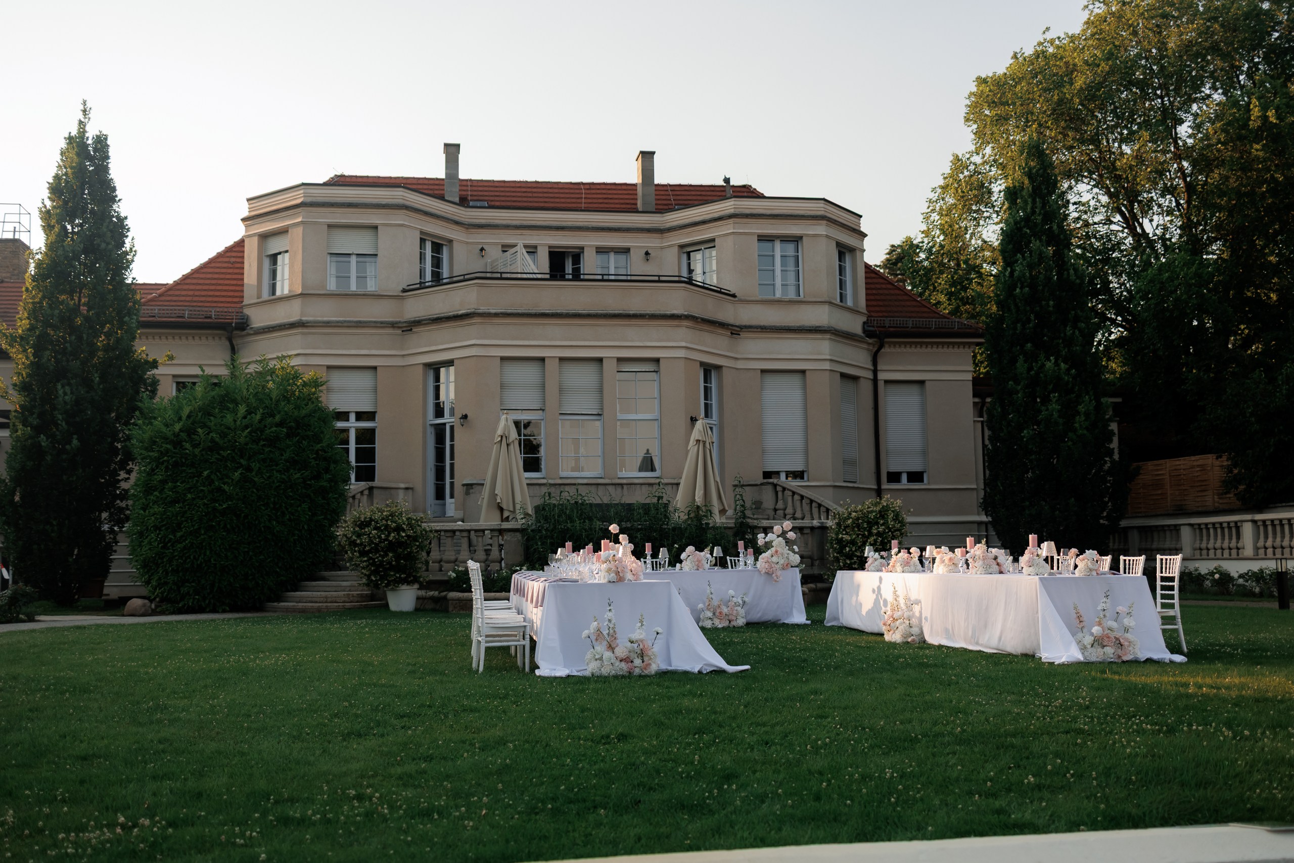 Hochzeitsplanung Brandenburg: freie Trauung im Villengarten der Villa Aurea mit weiß eingedeckter Zeremonie