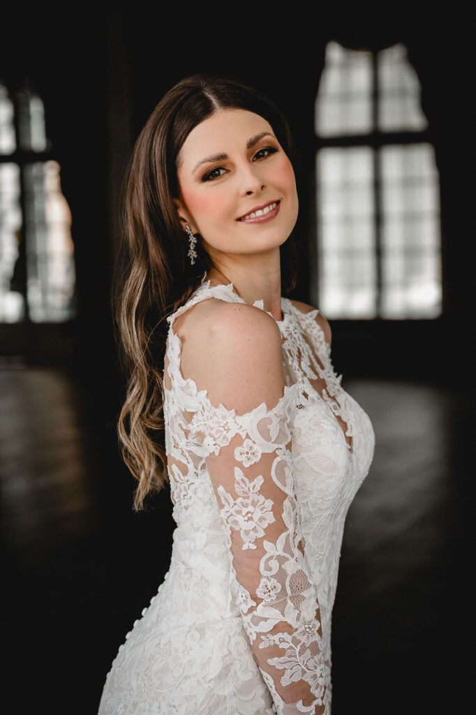 Elegantes Brautportrait im Spitzenkleid im Gräflichen Park Bad Driburg, exklusive Hochzeitsplanung – Spreejuwel Hochzeiten