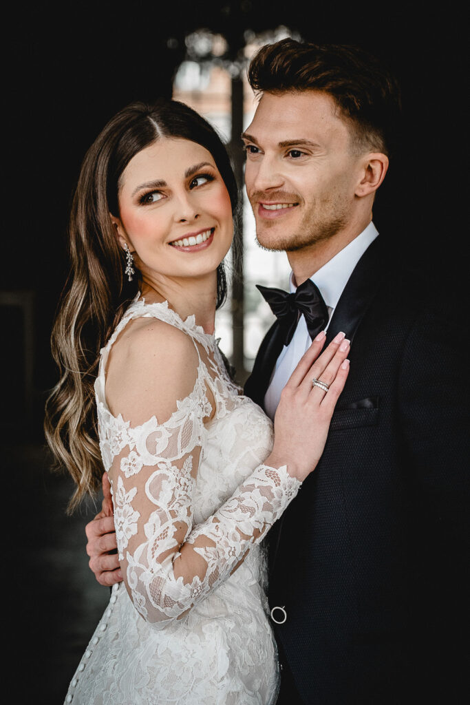 Glamouröses Brautpaar-Portrait im Gräflichen Park Bad Driburg, exklusive Hochzeitsplanung – Spreejuwel Hochzeiten