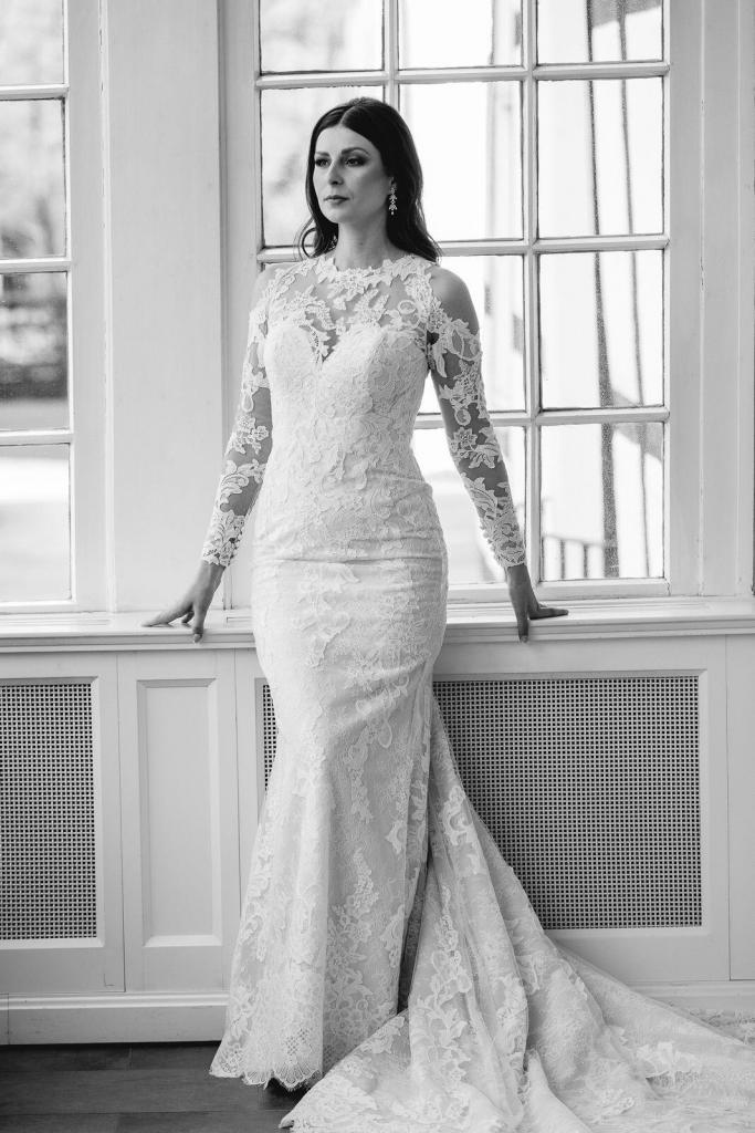 Braut im figurbetonten Spitzenkleid schwarz-weiß im Gräflichen Park Bad Driburg, elegante Hochzeitsplanung – Spreejuwel Hochzeiten