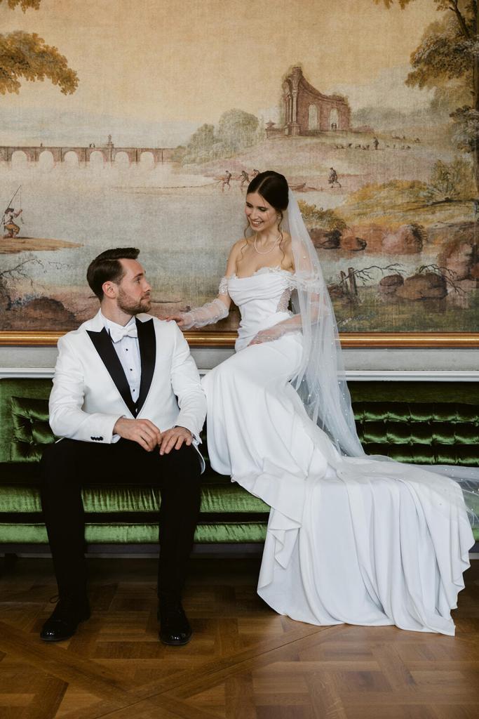 Brautpaar Lea und David im Festsaal Schloss Friedrichsfelde Berlin, Hochzeitsplanung Spreejuwel Hochzeiten