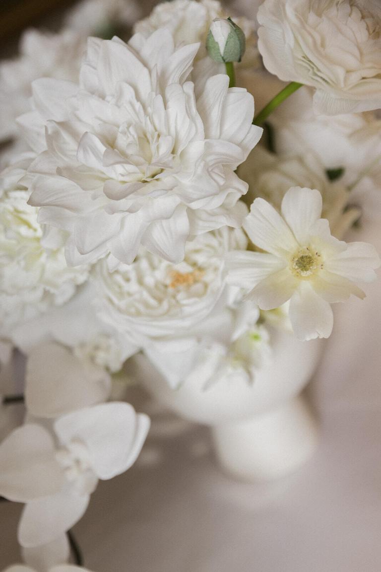Weißer Brautstrauß mit Pfingstrosen in Vase im Schloss Friedrichsfelde Berlin, Hochzeitsdetails – Spreejuwel Hochzeiten