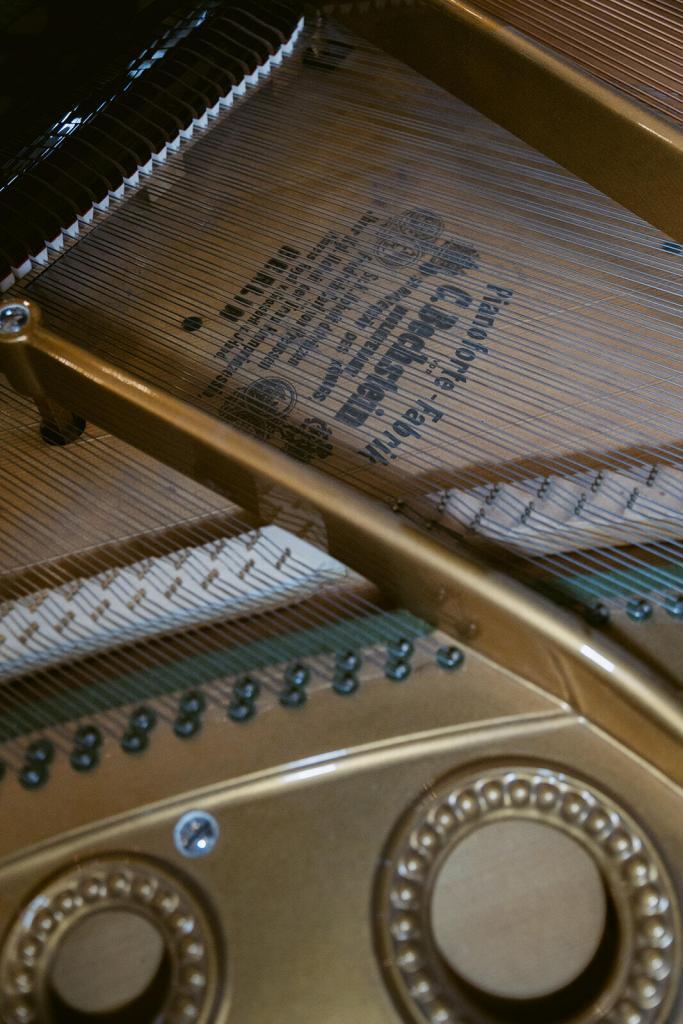 Goldene Flügelmechanik im Schloss Friedrichsfelde Berlin, exklusive Hochzeitslocation – Spreejuwel Hochzeiten