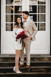 Brautpaar vor exklusiver Hochzeitslocation in Brandenburg – Spreejuwel Hochzeiten