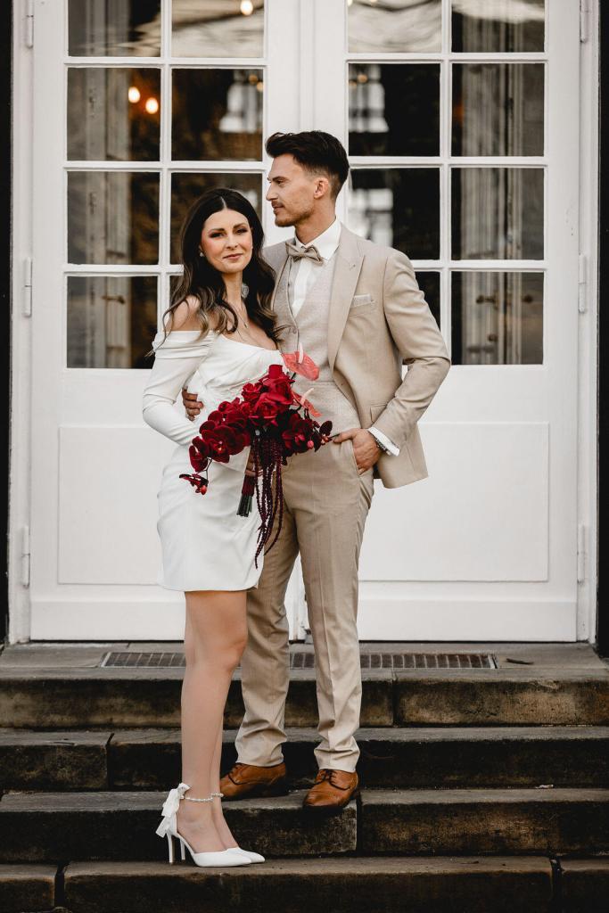 Brautpaar vor exklusiver Hochzeitslocation in Brandenburg – Spreejuwel Hochzeiten
